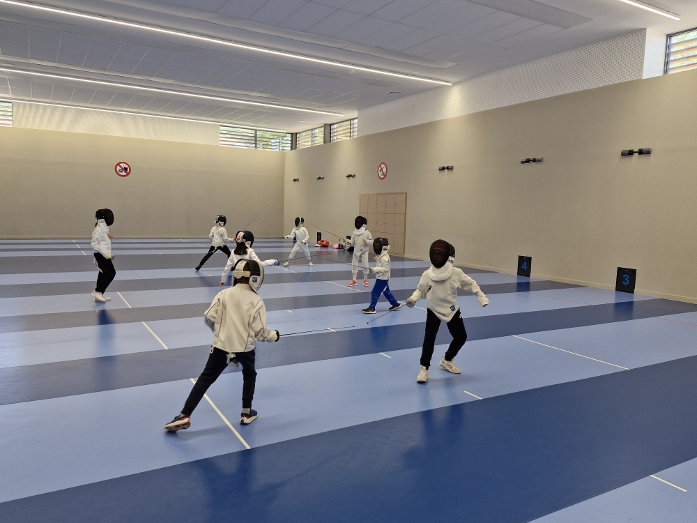 Salle d’armes moderne pour la pratique de l’escrime